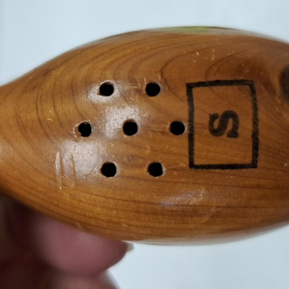 Vintage wood bowling pin and ball salt and pepper set - Picture 4 of 9